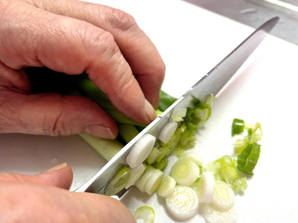 野菜を切る手元